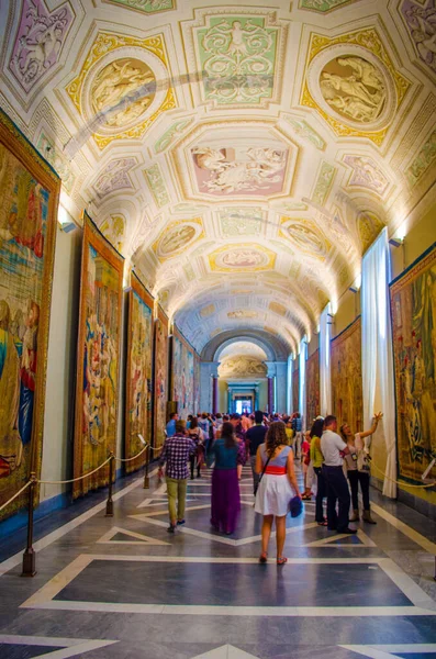 Vatican Vatican June 2014 People Admiring Maps Painted Walls Musei — стокове фото