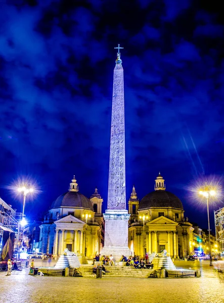 ROME, ITALY, 1 HAZİRAN 2014: İnsanlar Haziran ayının ilk gecesi Piazza del Popolo 'nun merkez sütunu altında toplanıyorlar.