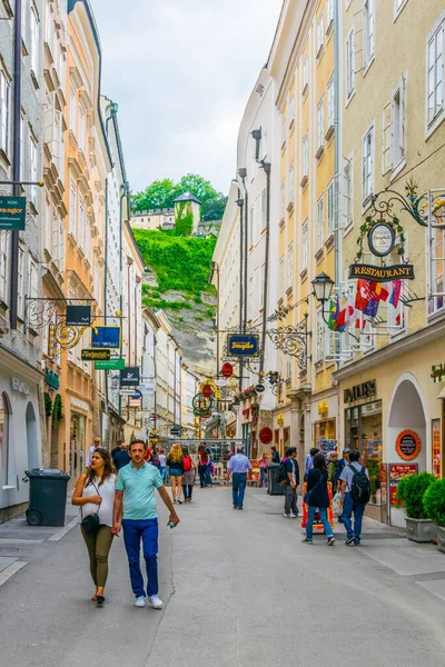 SALZBURG, AUSTRIA, 3 Temmuz 2016: Avusturya 'nın Salzburg kentindeki Getreidegasse caddesinde insanlar geziniyor.