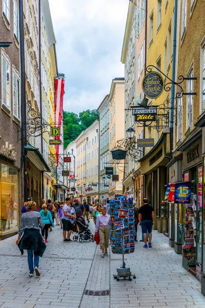SALZBURG, AUSTRIA, 3 Temmuz 2016: Avusturya 'nın Salzburg kentindeki Getreidegasse caddesinde insanlar geziniyor.