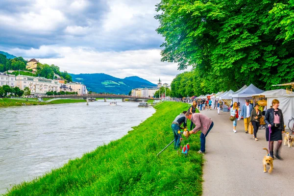 Salzburg Austria July 2016 People Strolling Riverside Salzach River Salzburg — Stok fotoğraf