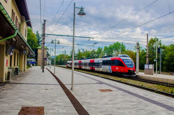 SEMERING, AUSTRIA, 3 Ekim 2015: Avusturya şehir semmering ana tren istasyonu görüntüsü. Semmeringbahn Avusturya 'daki unesco dünya mirası anıtlarından biri.
