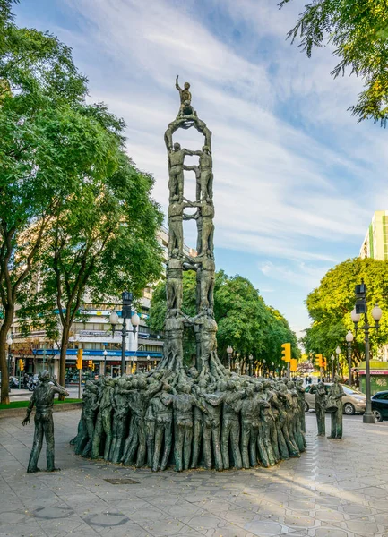 Tarragona Spain December 2015 People Passing Castellers Monument Catalan Artist — Fotografia de Stock