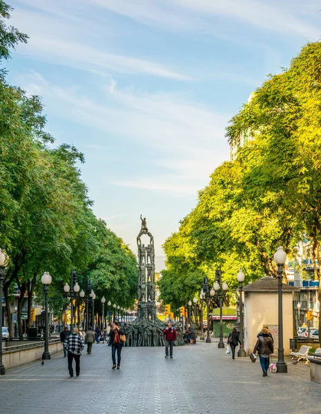 Tarragona 'daki Katalan sanatçı Francesc Angles i Garcia' nın 29 Aralık 2015 'te Castellers Anıtı' nın önünden insanlar geçiyor.