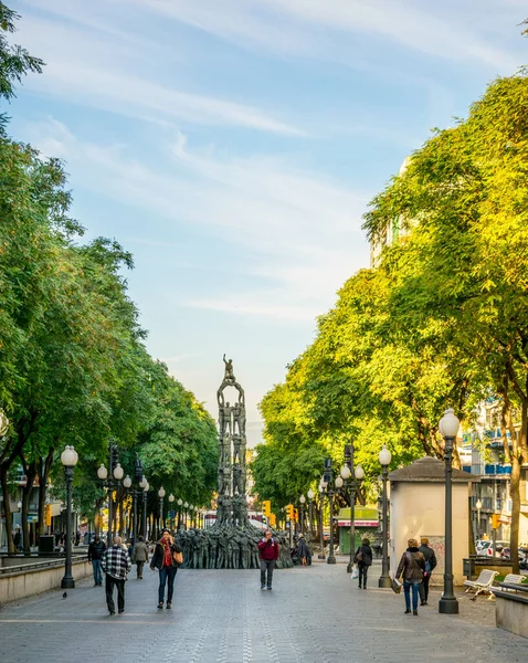 Tarragona 'daki Katalan sanatçı Francesc Angles i Garcia' nın 29 Aralık 2015 'te Castellers Anıtı' nın önünden insanlar geçiyor.