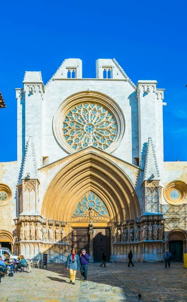 TARRAA, İSPAN, 29 ARALIK 2015: İspanya 'nın Tarragona kentindeki Aziz Meryem Katedrali' ne giriş manzarası