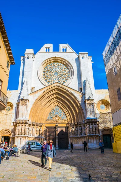 TARRAA, İSPAN, 29 ARALIK 2015: İspanya 'nın Tarragona kentindeki Aziz Meryem Katedrali' ne giriş manzarası