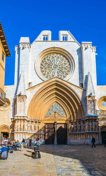 TARRAA, İSPAN, 29 ARALIK 2015: İspanya 'nın Tarragona kentindeki Aziz Meryem Katedrali' ne giriş manzarası
