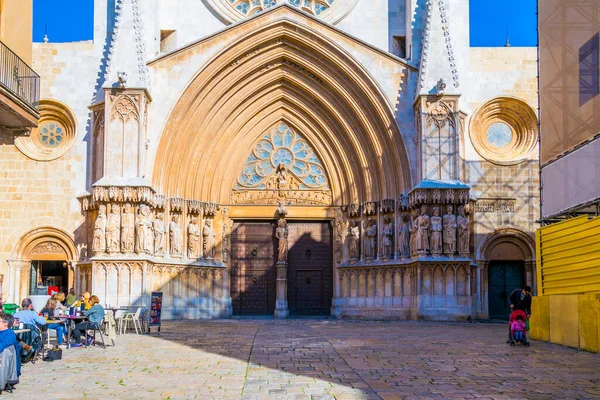 TARRAA, İSPAN, 29 ARALIK 2015: İspanya 'nın Tarragona kentindeki Aziz Meryem Katedrali' ne giriş manzarası