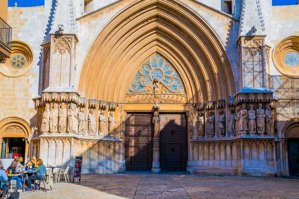 TARRAA, İSPAN, 29 ARALIK 2015: İspanya 'nın Tarragona kentindeki Aziz Meryem Katedrali' ne giriş manzarası