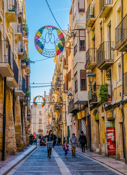 TARRAA, SPAIN, 29 ARALIK 2015: İnsanlar İspanya 'nın tarihi merkezi tarragona' daki ana alışveriş caddesinde yürüyorlar.