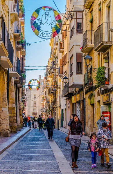 TARRAA, SPAIN, 29 ARALIK 2015: İnsanlar İspanya 'nın tarihi merkezi tarragona' daki ana alışveriş caddesinde yürüyorlar.