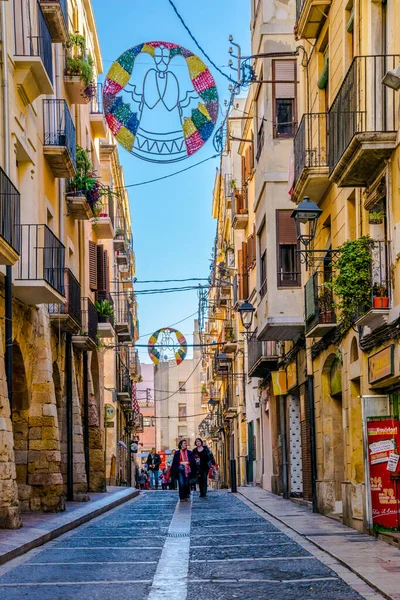 TARRAA, SPAIN, 29 ARALIK 2015: İnsanlar İspanya 'nın tarihi merkezi tarragona' daki ana alışveriş caddesinde yürüyorlar.