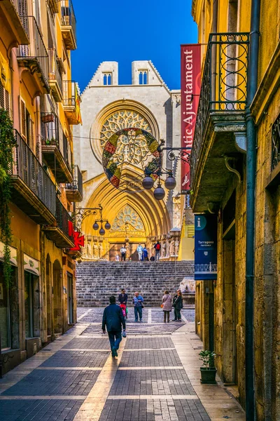 Tarragona, İspanya, İspanya, Macaristan, 29 Aralık 2015: İnsanlar İspanya 'nın tarihi merkezi olan tarragona' nın ana alışveriş caddesinde yürüyorlar - Carrer major - Saint Mary katedraline gidiyor.