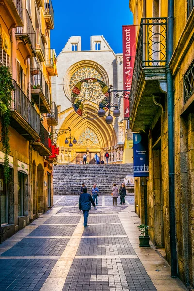 Tarragona, İspanya, İspanya, Macaristan, 29 Aralık 2015: İnsanlar İspanya 'nın tarihi merkezi olan tarragona' nın ana alışveriş caddesinde yürüyorlar - Carrer major - Saint Mary katedraline gidiyor.