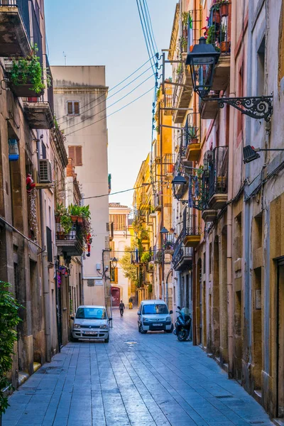 TARRAA, SPAIN, 29 ARALIK 2015: İnsanlar İspanya 'nın tarihi merkezi tarragona' daki ana alışveriş caddesinde yürüyorlar.