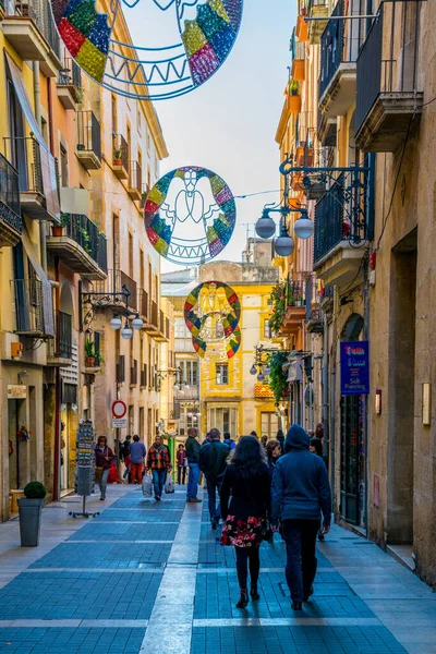 TARRAA, SPAIN, 29 ARALIK 2015: İnsanlar İspanya 'nın tarihi merkezi tarragona' daki ana alışveriş caddesinde yürüyorlar.