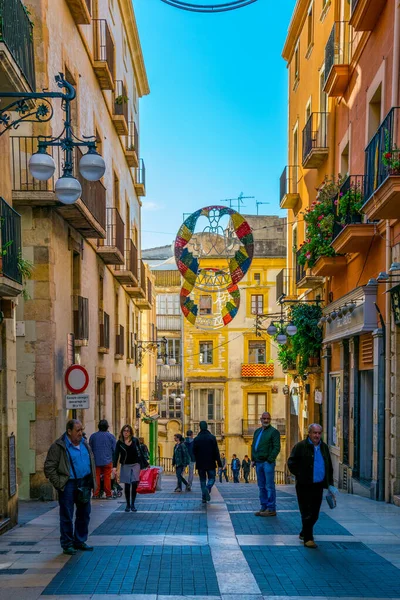 TARRAA, SPAIN, 29 ARALIK 2015: İnsanlar İspanya 'nın tarihi merkezi tarragona' daki ana alışveriş caddesinde yürüyorlar.