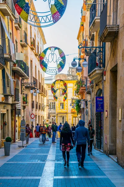 TARRAA, SPAIN, 29 ARALIK 2015: İnsanlar İspanya 'nın tarihi merkezi tarragona' daki ana alışveriş caddesinde yürüyorlar.
