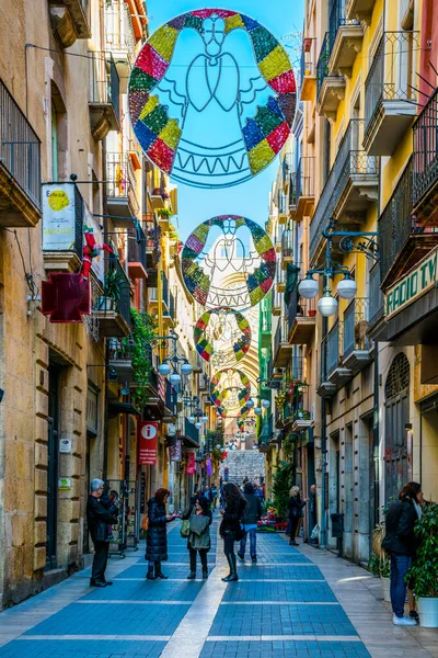 TARRAA, SPAIN, 29 ARALIK 2015: İnsanlar İspanya 'nın tarihi merkezi tarragona' daki ana alışveriş caddesinde yürüyorlar.