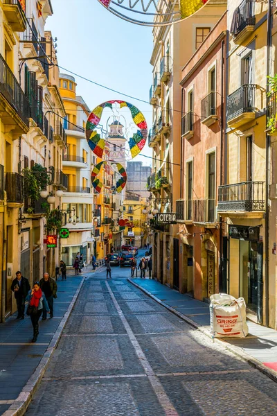 TARRAA, SPAIN, 29 ARALIK 2015: İnsanlar İspanya 'nın tarihi merkezi tarragona' daki ana alışveriş caddesinde yürüyorlar.