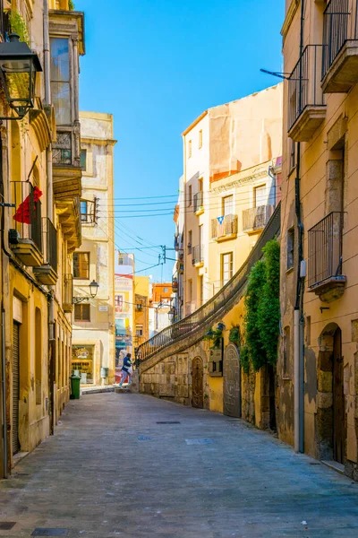 TARRAA, İSPAIN, 29 ARALIK 2015: İspanya 'nın tarihi şehir merkezinde insanlar renkli dar bir sokakta geziniyorlar.