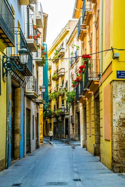 Valencia España Diciembre 2015 Vista Una Estrecha Calle Situada Centro — Foto de Stock