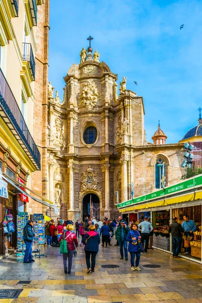 VALENCIA, İspanya, 30 ARALIK 2015: İspanya 'nın Valencia şehrinde insanlar katedralin önünden geçiyor