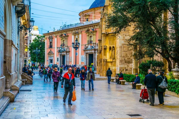 VALENCIA, İspanya, 30 ARALIK 2015: İspanya 'nın Valencia şehrinde insanlar katedralin önünden geçiyor