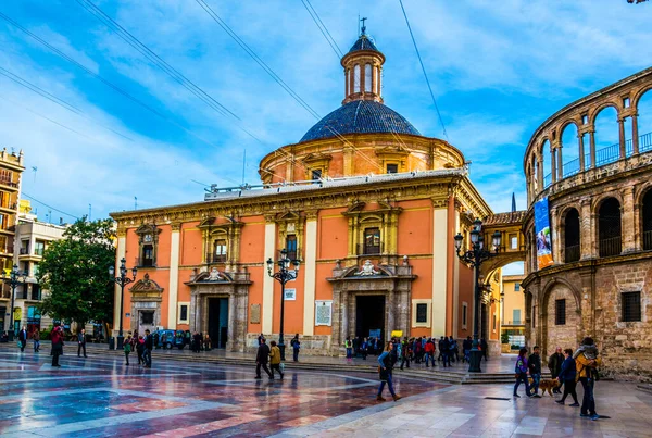 VALENCIA, İspanya, 30 ARALIK 2015. Bakire Bazilikası önündeki turistler (Gerçek Bazilika De Nuestra Senora De Los Desamparados)