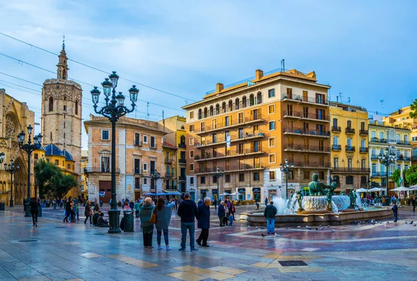 VALENCIA, İSPAIN, 30 ARALIK 2015: Rio tura Fıskiyesi ile Saint Mary Meydanı.