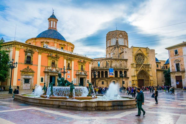 VALENCIA, SPAIN, 30 ARALIK 2015: Valencia Katedral Tapınağı, Basilica de la nuestra senora de los desamparados ve eski kasabadaki rio tura çeşmesiyle Saint Mary Meydanı.