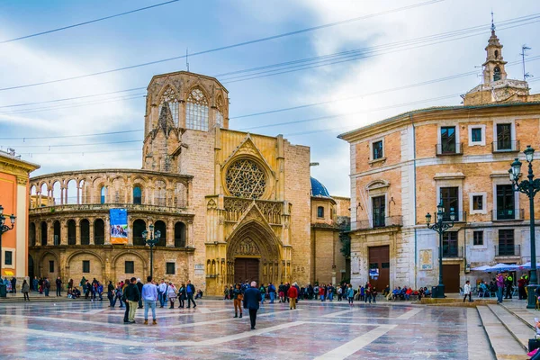 VALENCIA, İspanya, 30 ARALIK 2015: İspanya 'nın Valencia şehrinde insanlar katedralin önünden geçiyor