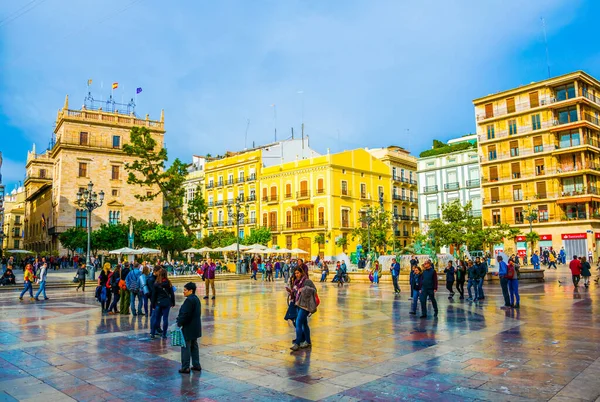 VALENCIA, SPAIN, 30 ARALIK 2015: Valencia Katedral Tapınağı, Basilica de la nuestra senora de los desamparados ve eski kasabadaki rio tura çeşmesiyle Saint Mary Meydanı.