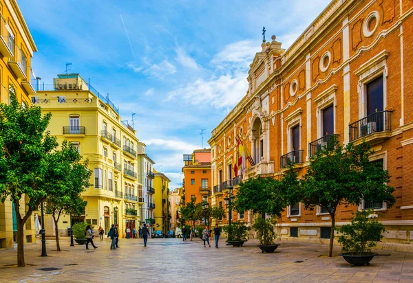 VALENCIA, İspanya, 30 ARALIK 2015: Valencia 'daki katedralin yanındaki başpiskoposluk binasının manzarası