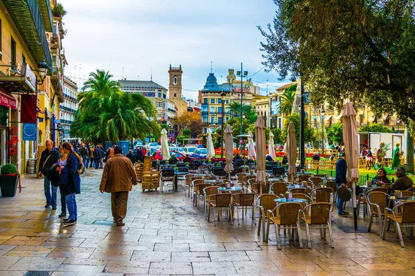 VALENCIA, İspanya, 30 ARALIK 2015: İnsanlar İspanya Valencia 'nın Plaza de la Reina Meydanı' ndaki bir restoranda dinleniyor
