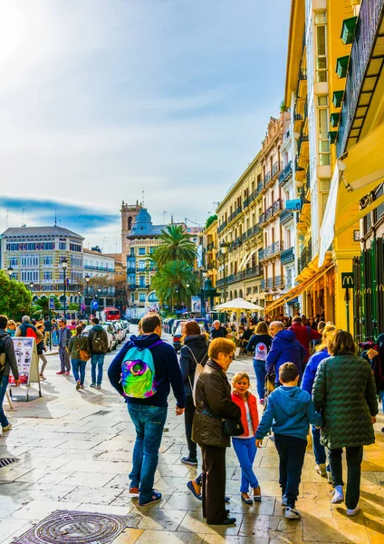VALENCIA, İSPA, 30 ARALIK 2015 Kışın sıcak bir günde İspanya Valencia 'daki Plaza de la Reina Meydanı' ndan insanlar geçiyor..