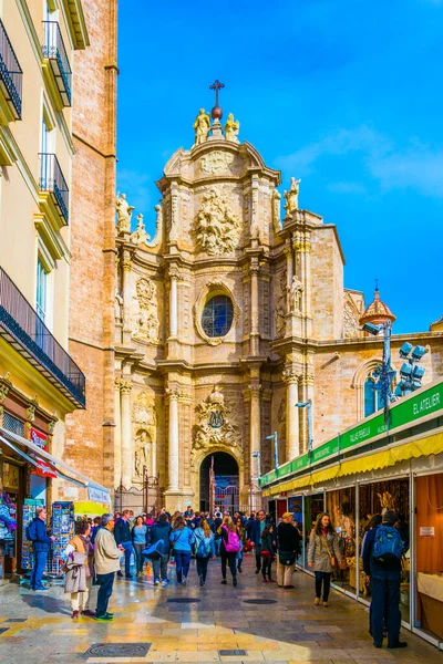 VALENCIA, İspanya, 30 ARALIK 2015: İspanya 'nın Valencia şehrinde insanlar katedralin önünden geçiyor