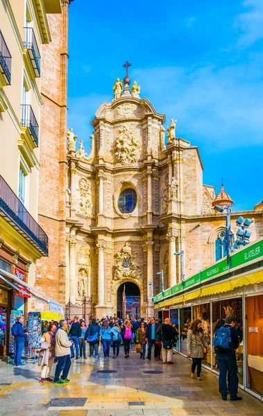 VALENCIA, İspanya, 30 ARALIK 2015: İspanya 'nın Valencia şehrinde insanlar katedralin önünden geçiyor
