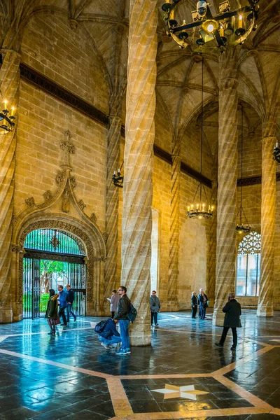 VALENCIA, İspanya, 30 Aralık 2015: İnsanlar Valencia 'nın en belirgin simgelerinden birine hayran - Eski İpek Borsası (Lonja de la Seda). UNESCO Dünya Mirası Alanı.