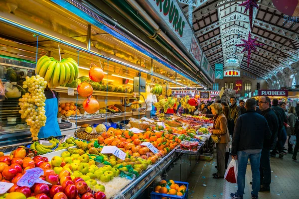 VALENCIA, İSPAIN, 30 ARALIK 2015: Müşteriler Valencia 'daki merkez markette alışveriş yapıyorlar.