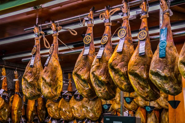 VALENCIA, İspanya, 30 ARALIK 2015: dükkanda Jamon eti asmak. İspanyol jambonu İspanyol mutfağının ve kültürünün önemli bir parçasıdır..