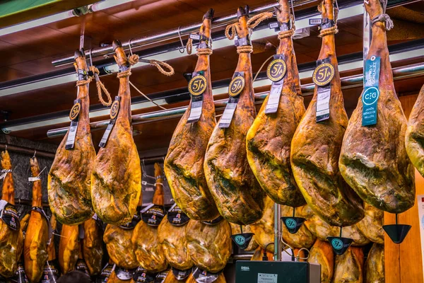 VALENCIA, İspanya, 30 ARALIK 2015: dükkanda Jamon eti asmak. İspanyol jambonu İspanyol mutfağının ve kültürünün önemli bir parçasıdır..