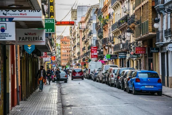 VALENCIA, SPAIN, 30 ARALIK 2015: İnsanlar İspanya 'nın Valencia şehrindeki Carrer de xativa bulvarında yürüyorlar güneşli bir Aralık gününde
