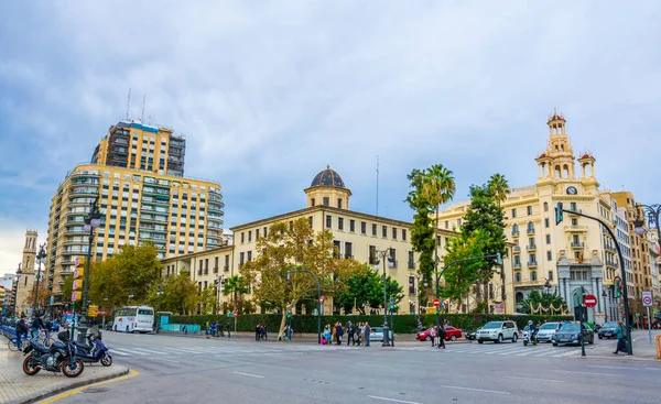 VALENCIA, SPAIN, 30 ARALIK 2015: İspanya 'nın Valencia şehrindeki Carrer de xativa bulvarında güneşli bir günde trafik