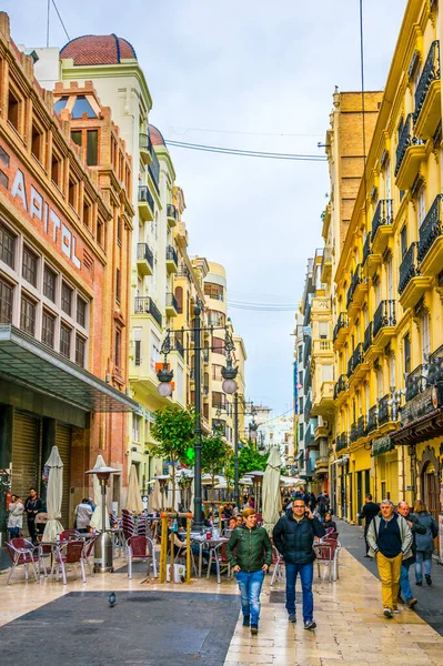 VALENCIA, İspanya, 30 ARALIK 2015: İspanya 'nın tarihi merkezi Valencia' daki Carrer de Ribera caddesinde insanlar yürüyor