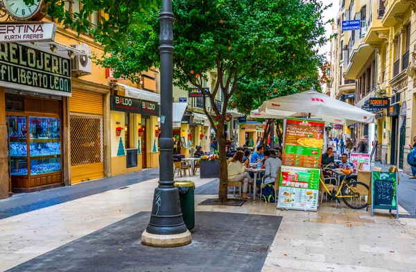 VALENCIA, İspanya, 30 ARALIK 2015: İspanya 'nın tarihi merkezi Valencia' daki Carrer de Ribera caddesinde insanlar yürüyor