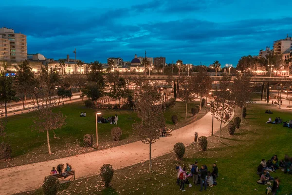 Valencia Spain December 2015 Groups Youth Gathering Night Turia Gardens — Foto Stock