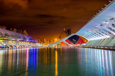 VALENCIA, İspanya, 31 Aralık 2015: İspanya Valencia 'da Hemisferic ile birlikte Palau de les arts reina sofia konser salonunun manzarası