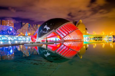 VALENCIA, İspanya, 31 Aralık 2015: İspanya Valencia 'da Hemisferic ile birlikte Palau de les arts reina sofia konser salonunun manzarası